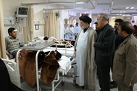 عيادت امام جمعه شهرستان طبس از مصدومين حادثه برخورد كاميونت و اتوبوس در كيلومتر 50 محور طبس ديهوك